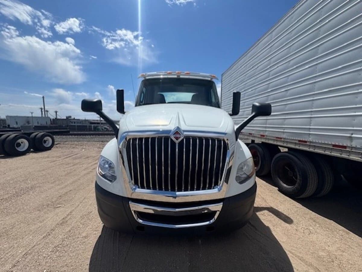 2019 International LT in Dodge City, KS — photo 2