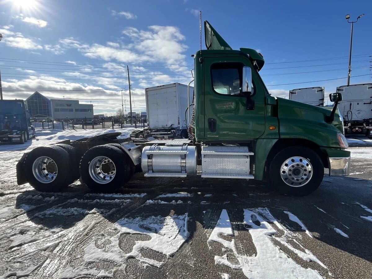 2012 Freightliner Cascadia in Mississauga, ON — photo 5
