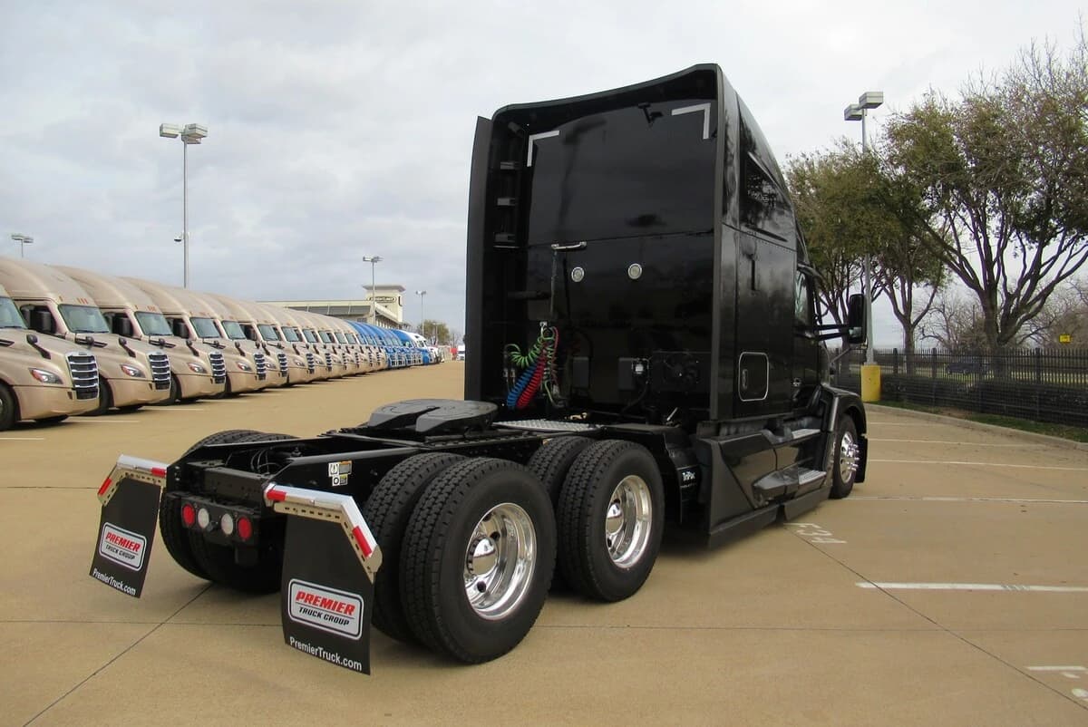 2023 Kenworth T680 in Dallas, TX — photo 4