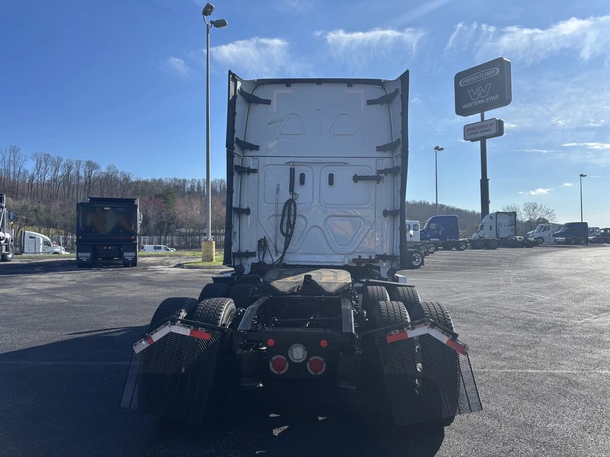 2021 Freightliner Cascadia in Knoxville, TN — photo 6