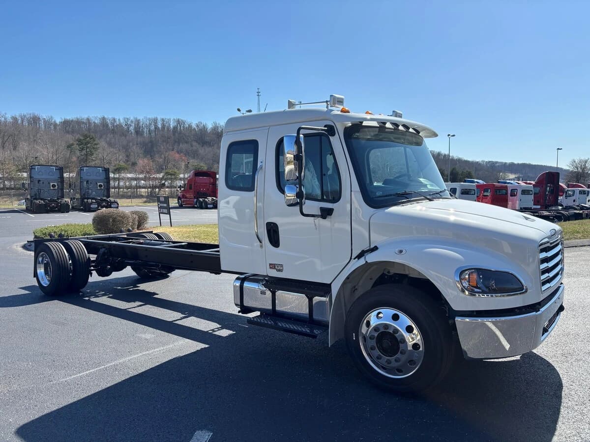 2025 Freightliner M2 106 in Fort Worth, TX — photo 3