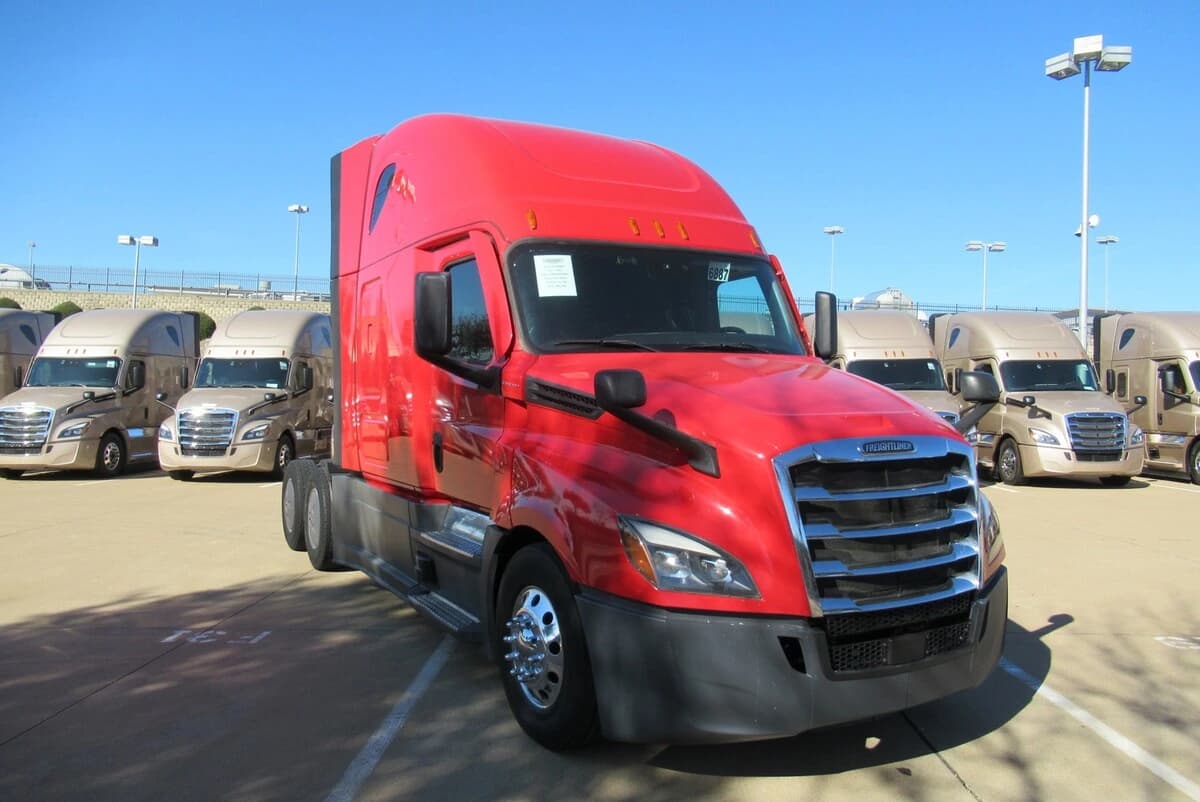 2023 Freightliner Cascadia in Dallas, TX — photo 2