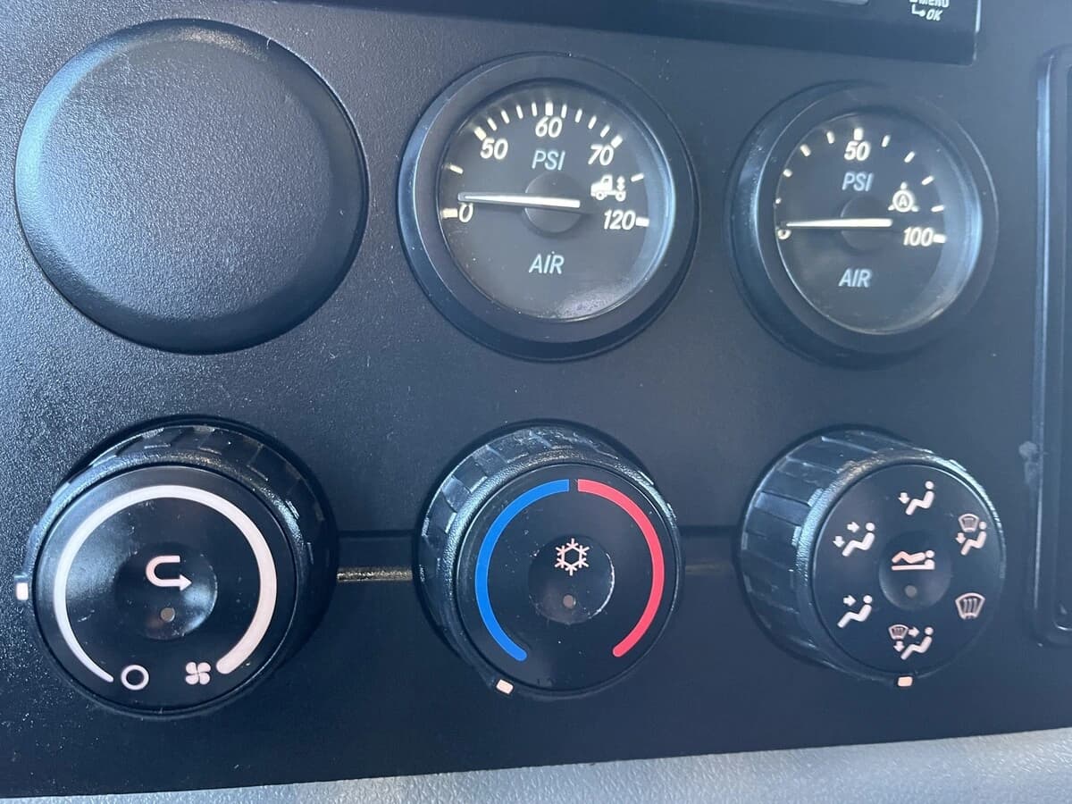 2022 Freightliner Cascadia in Kansas City, MO — photo 27