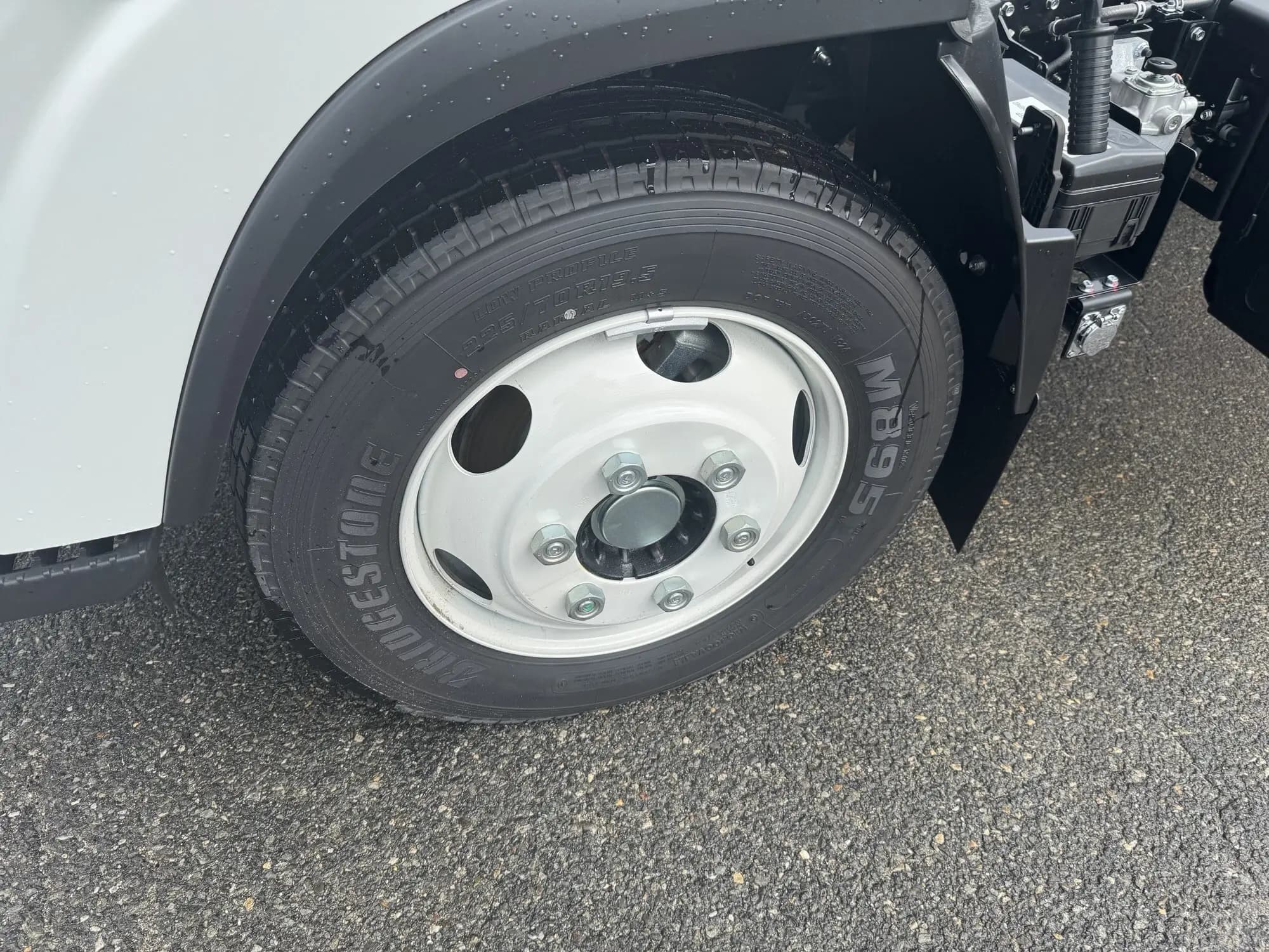 2025 Isuzu NRR in Wilmington, MA — photo 8