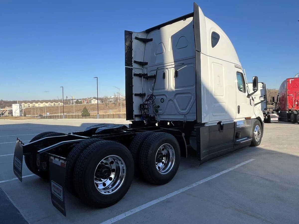 2023 Freightliner Cascadia in Kansas City, MO — photo 6