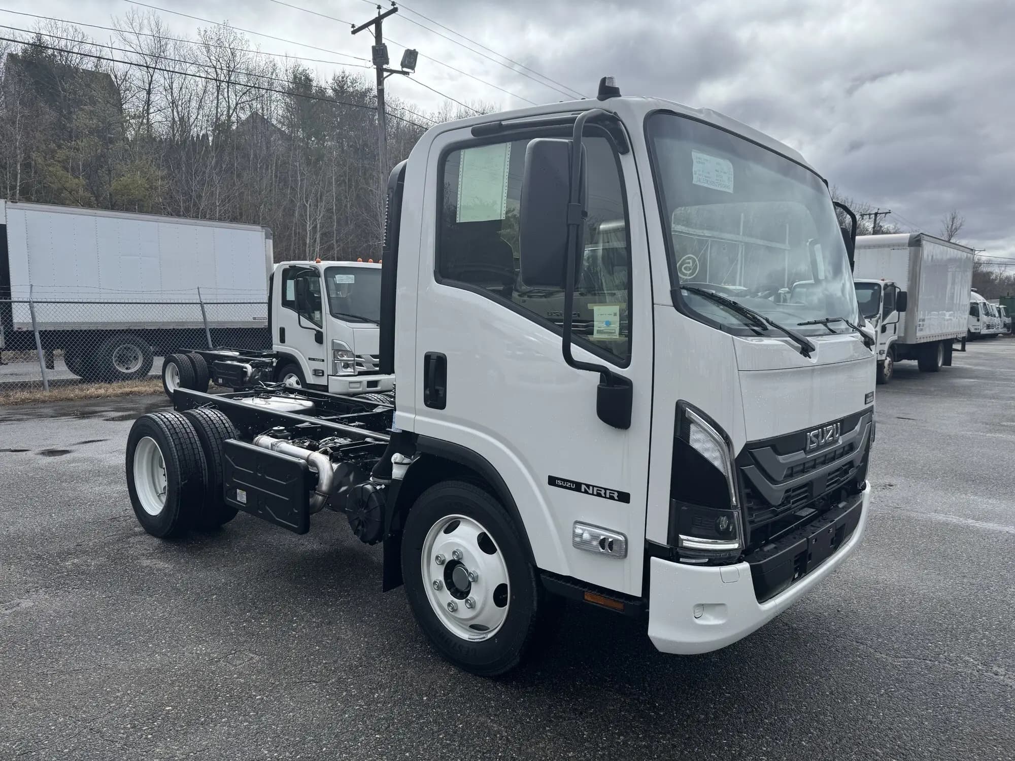 2025 Isuzu NRR in Wilmington, MA — photo 3