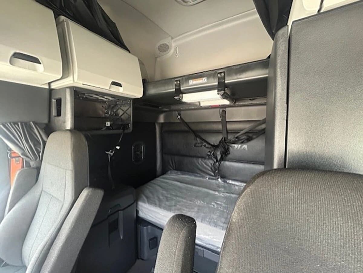 2024 Freightliner Cascadia in Fort Worth, TX — photo 15