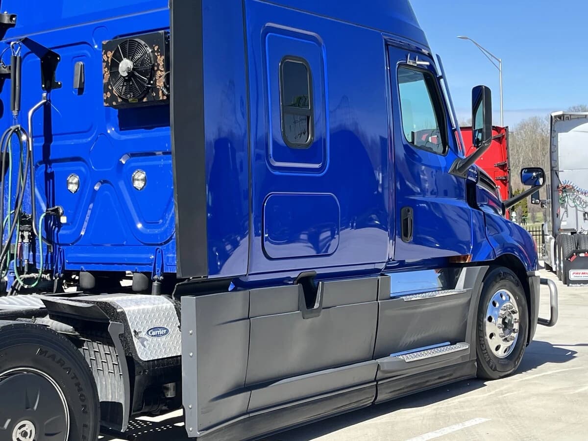 2022 Freightliner Cascadia in Kansas City, MO — photo 11