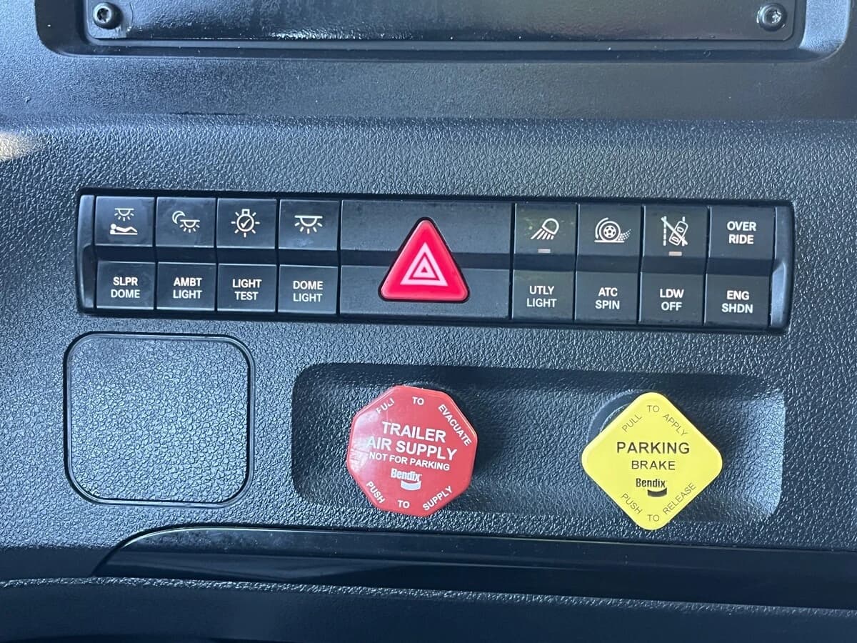 2023 Freightliner Cascadia in Kansas City, MO — photo 19