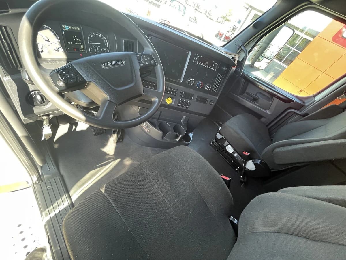 2024 Freightliner Cascadia in Chattanooga, TN — photo 11