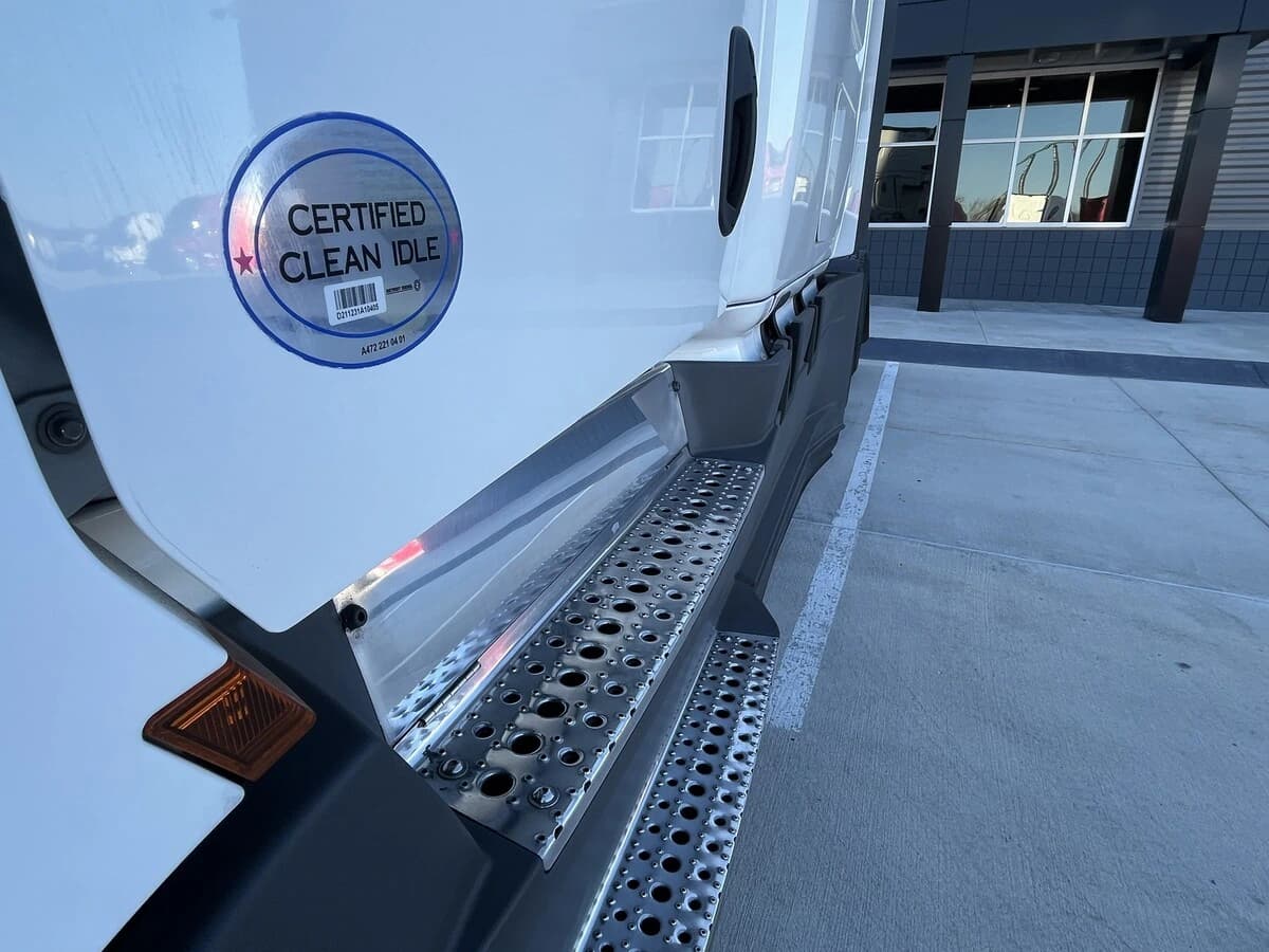 2023 Freightliner Cascadia in Kansas City, MO — photo 14