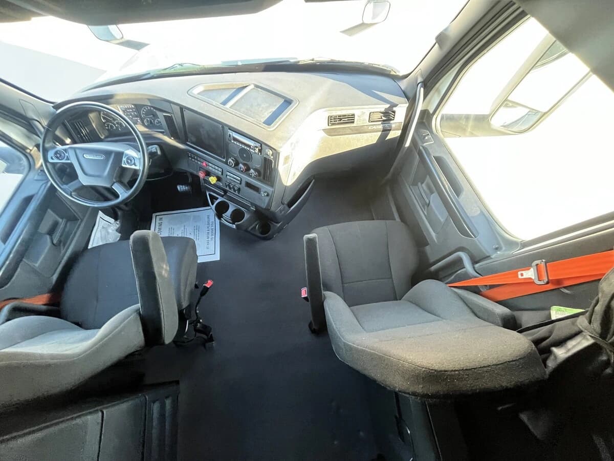 2023 Freightliner Cascadia in Kansas City, MO — photo 27