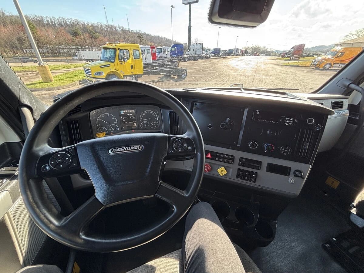 2021 Freightliner Cascadia in Knoxville, TN — photo 16