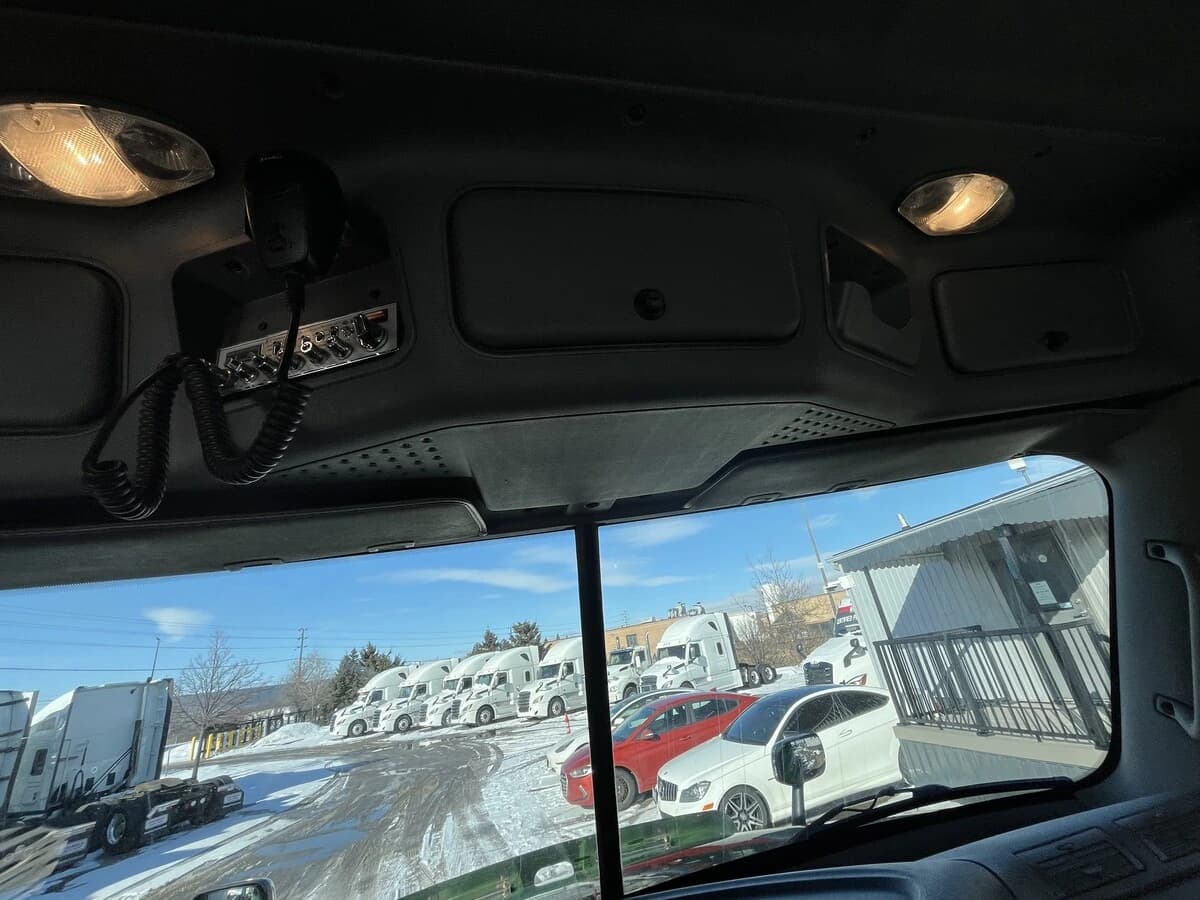 2012 Freightliner Cascadia in Mississauga, ON — photo 34