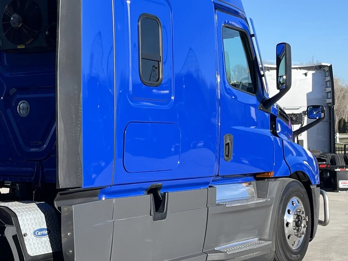 2022 Freightliner Cascadia in Kansas City, MO — photo 14