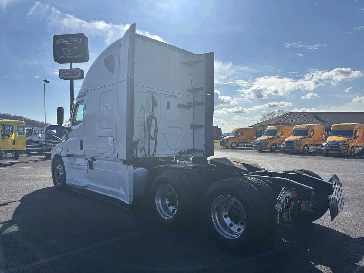 2021 Freightliner Cascadia in Knoxville, TN — photo 5