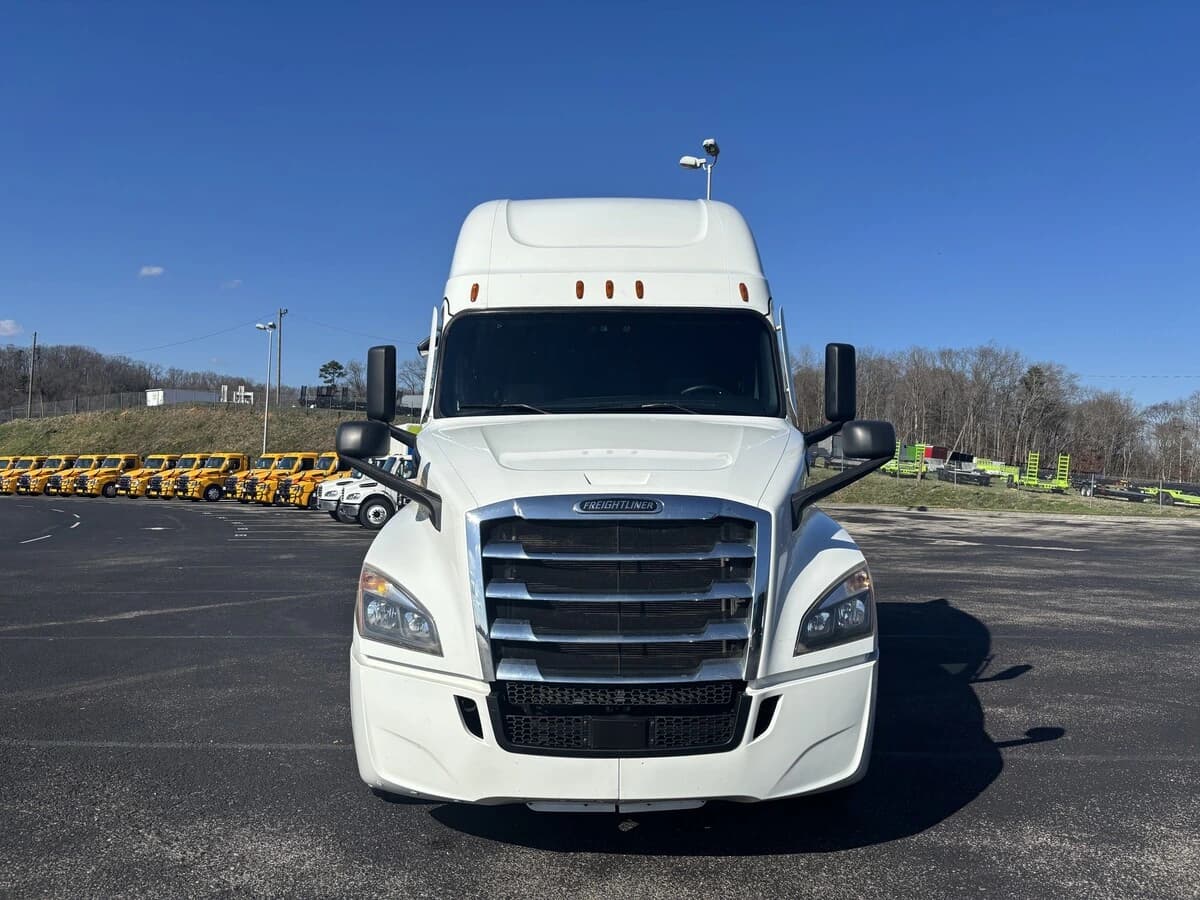 2021 Freightliner Cascadia in Knoxville, TN — photo 2