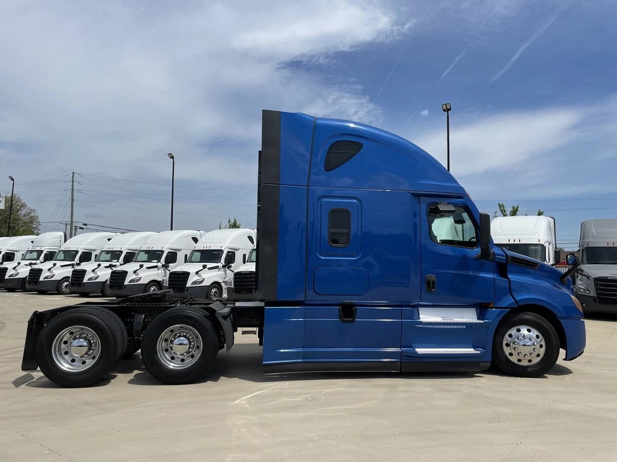 2021 Freightliner Cascadia in Chattanooga, TN — photo 5