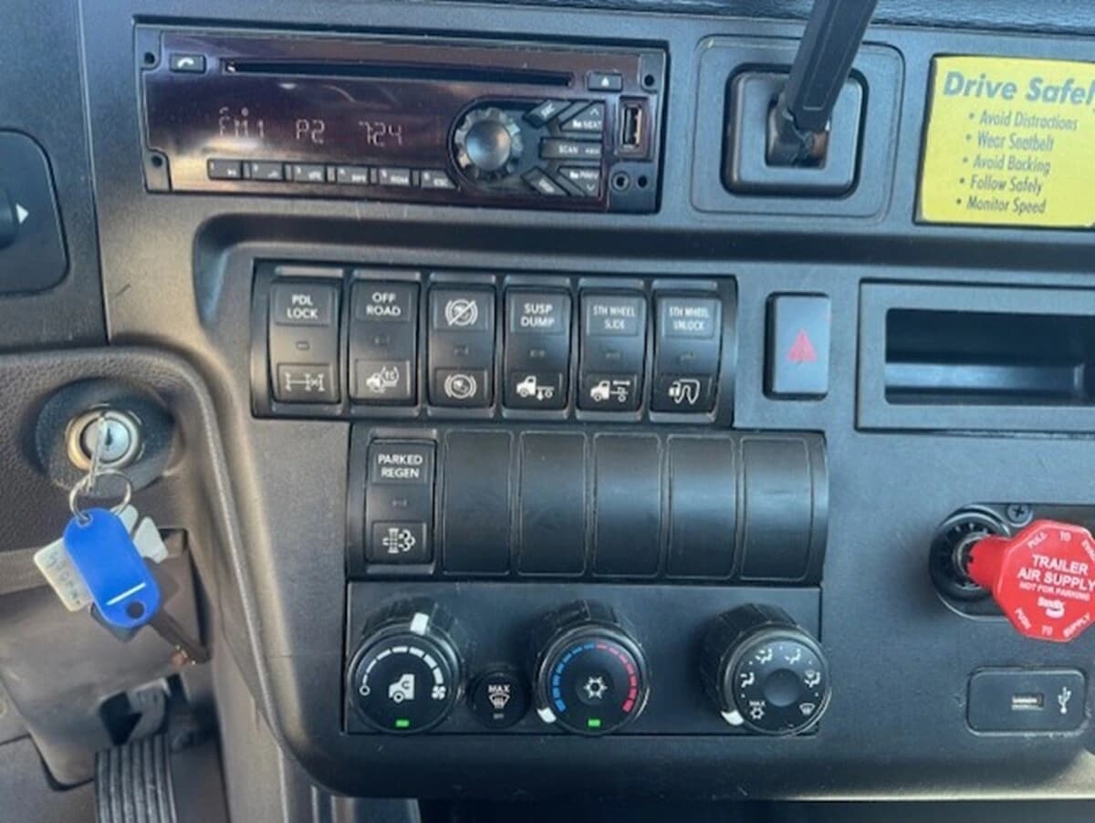 2018 International LT in Dodge City, KS — photo 7