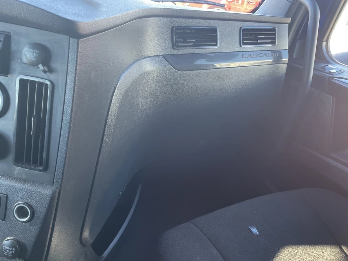 2023 Freightliner Cascadia in Chattanooga, TN — photo 25