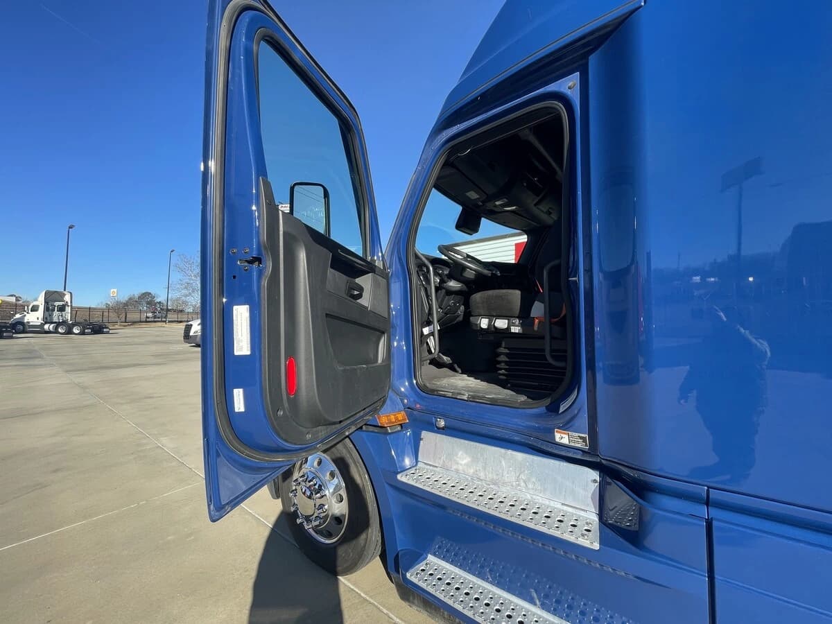 2023 Freightliner Cascadia in Chattanooga, TN — photo 15
