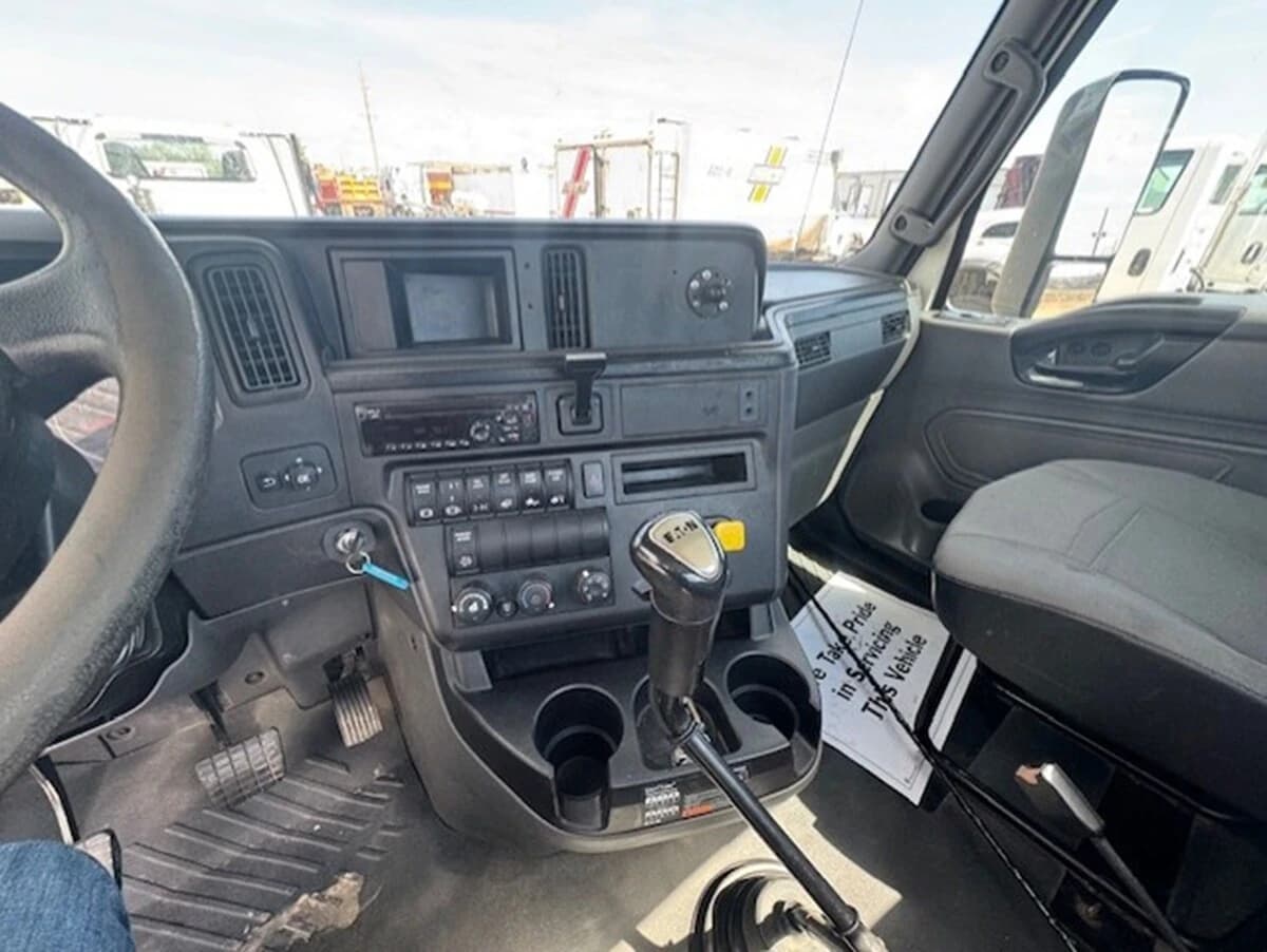 2019 International LT in Dodge City, KS — photo 9