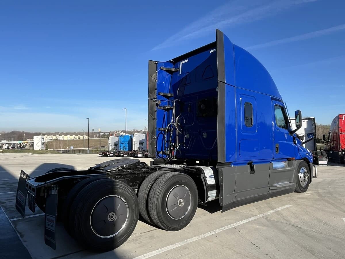 2022 Freightliner Cascadia in Kansas City, MO — photo 13