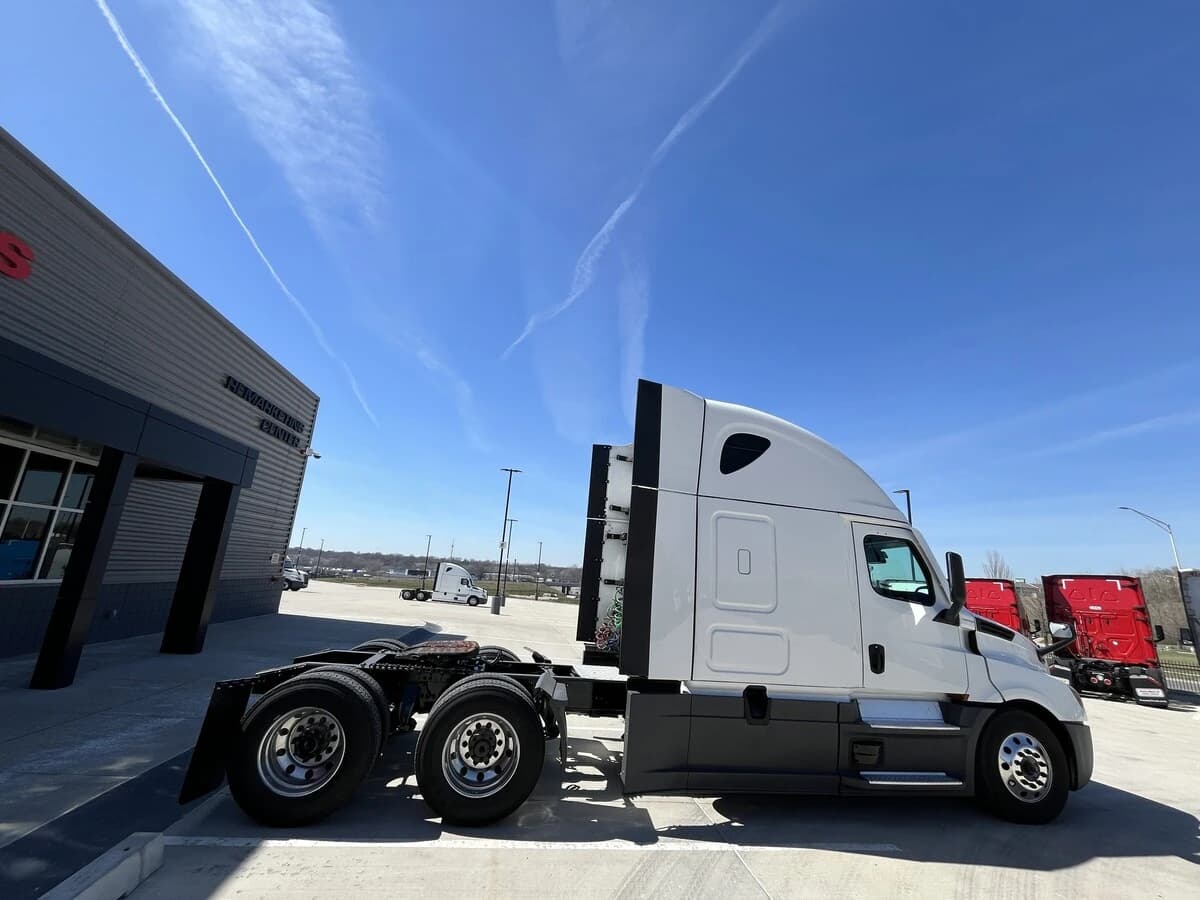 2023 Freightliner Cascadia in Chattanooga, TN — photo 18