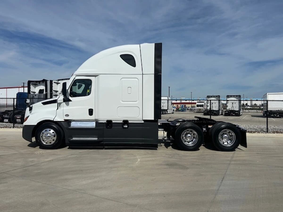 2024 Freightliner Cascadia in Fort Worth, TX — photo 2