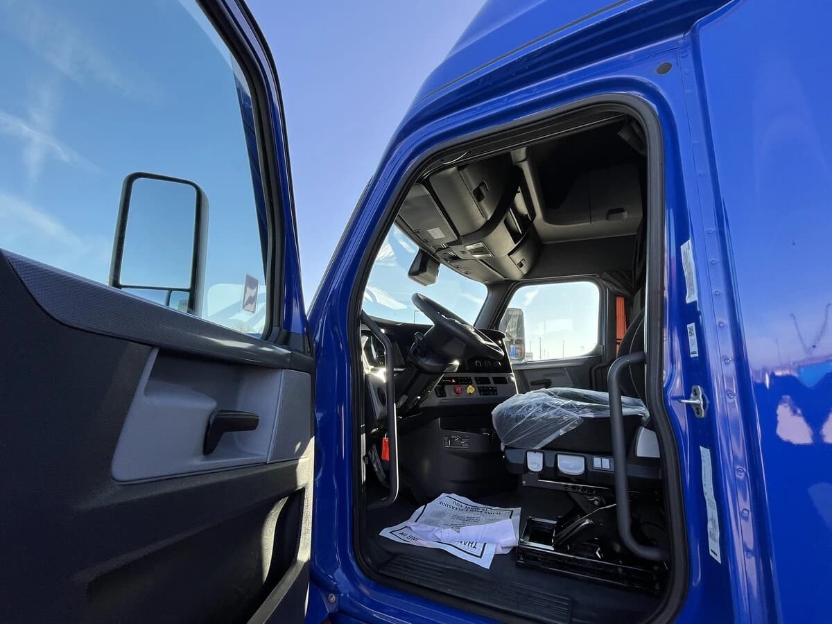 2022 Freightliner Cascadia in Kansas City, MO — photo 23
