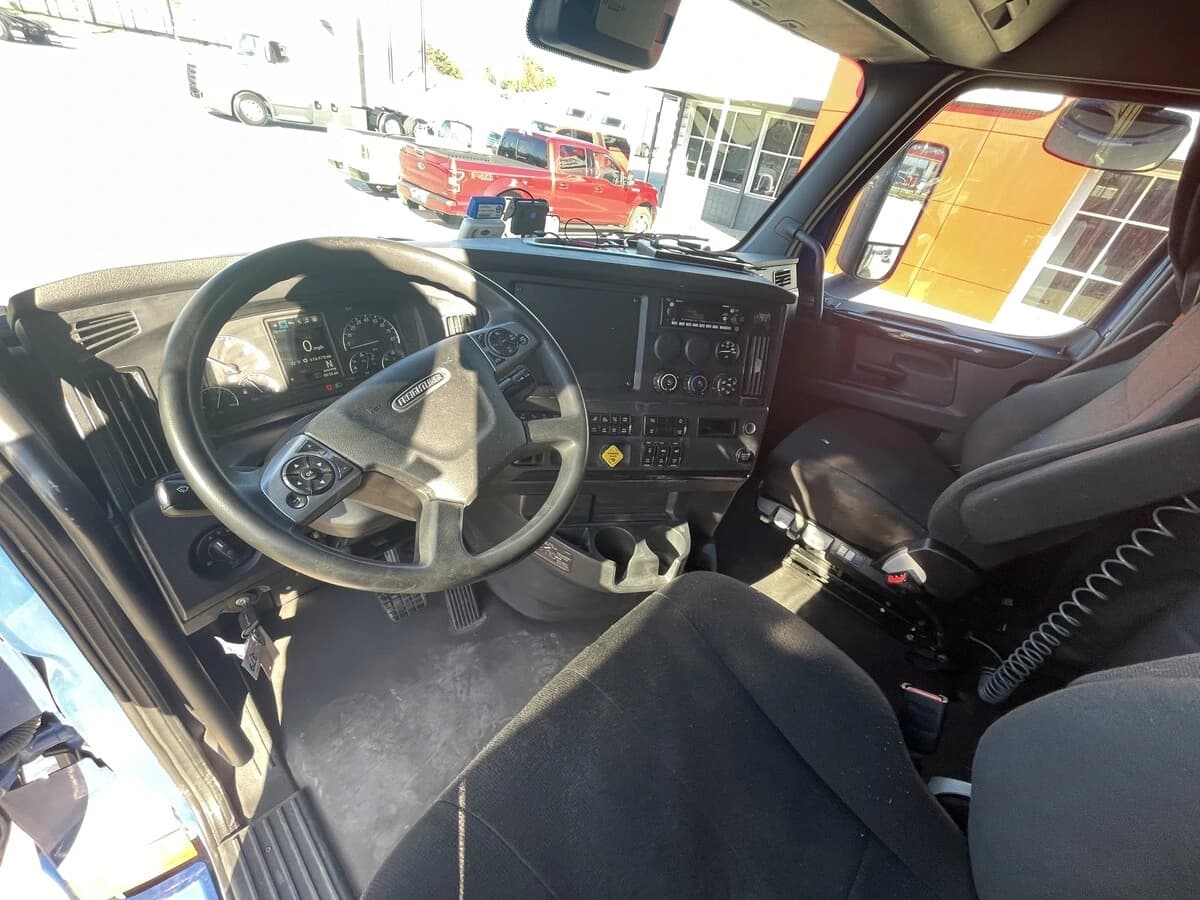 2023 Freightliner Cascadia in Chattanooga, TN — photo 17