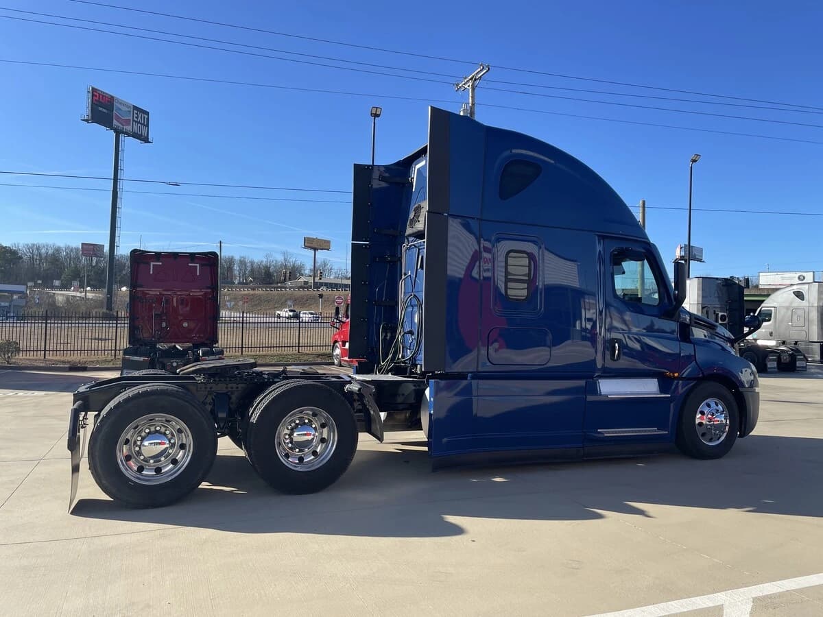 2023 Freightliner Cascadia in Chattanooga, TN — photo 5