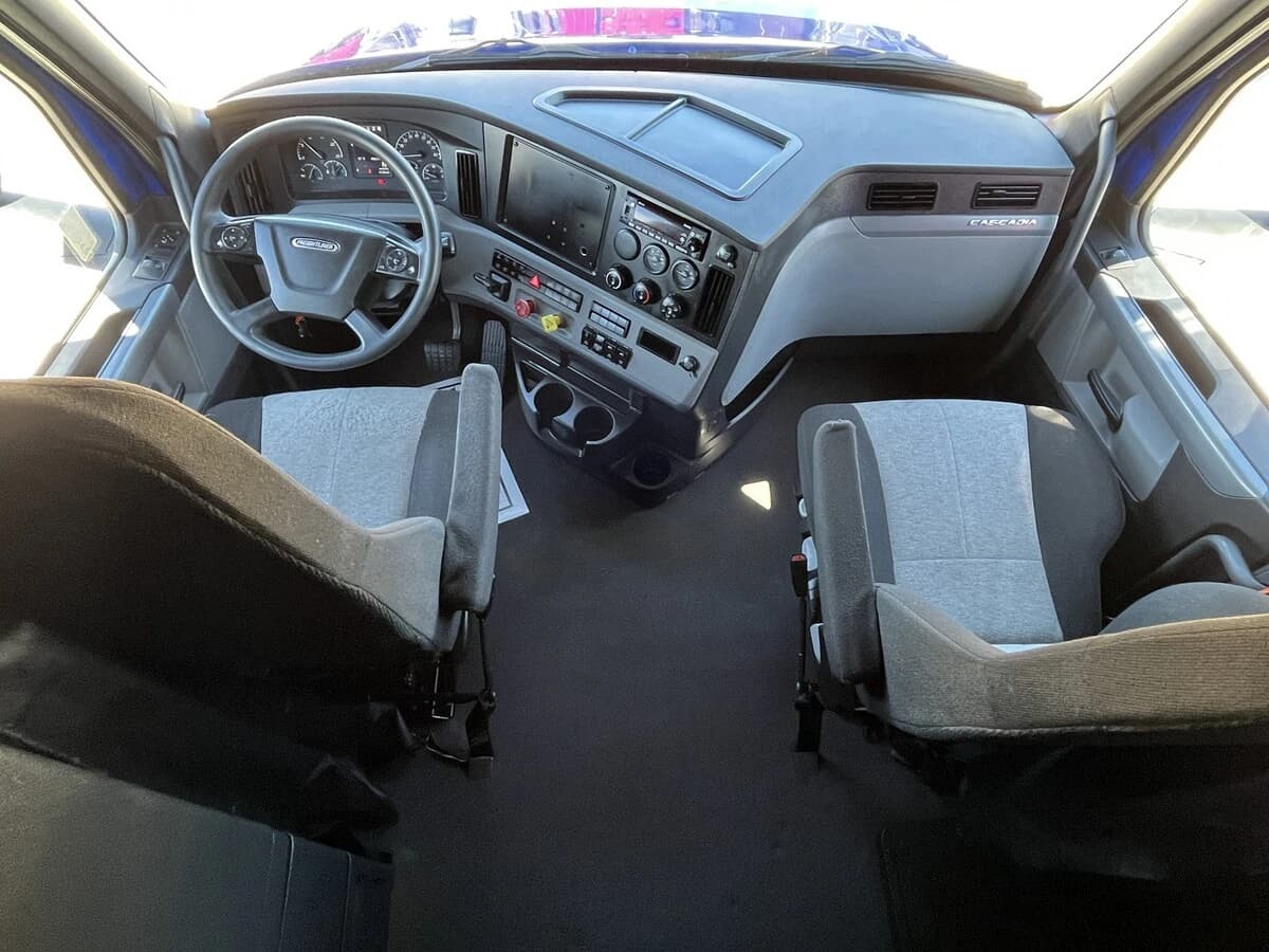 2022 Freightliner Cascadia in Kansas City, MO — photo 31