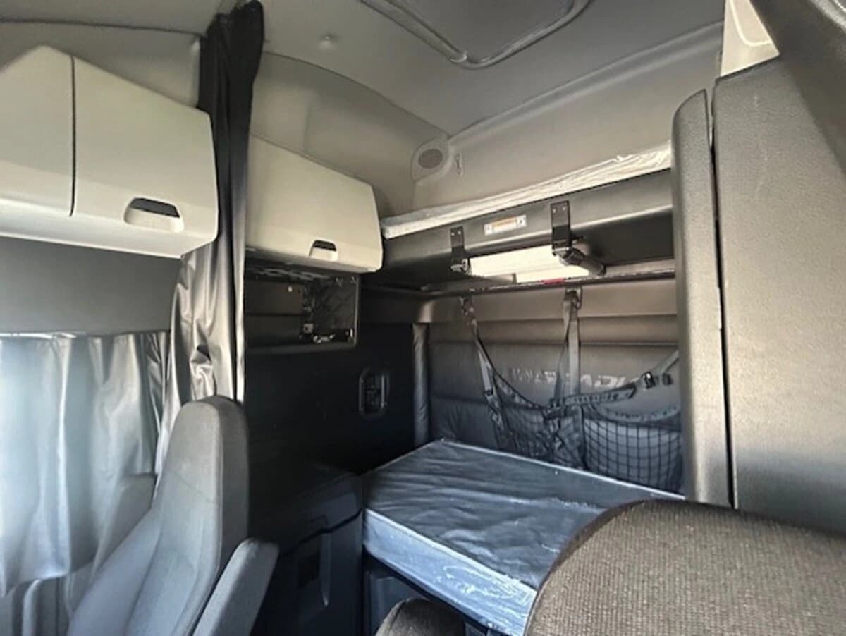 2023 Freightliner Cascadia in Fort Worth, TX — photo 15