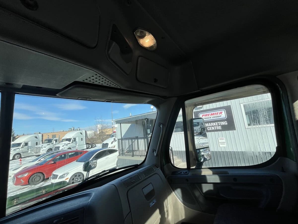 2012 Freightliner Cascadia in Mississauga, ON — photo 33
