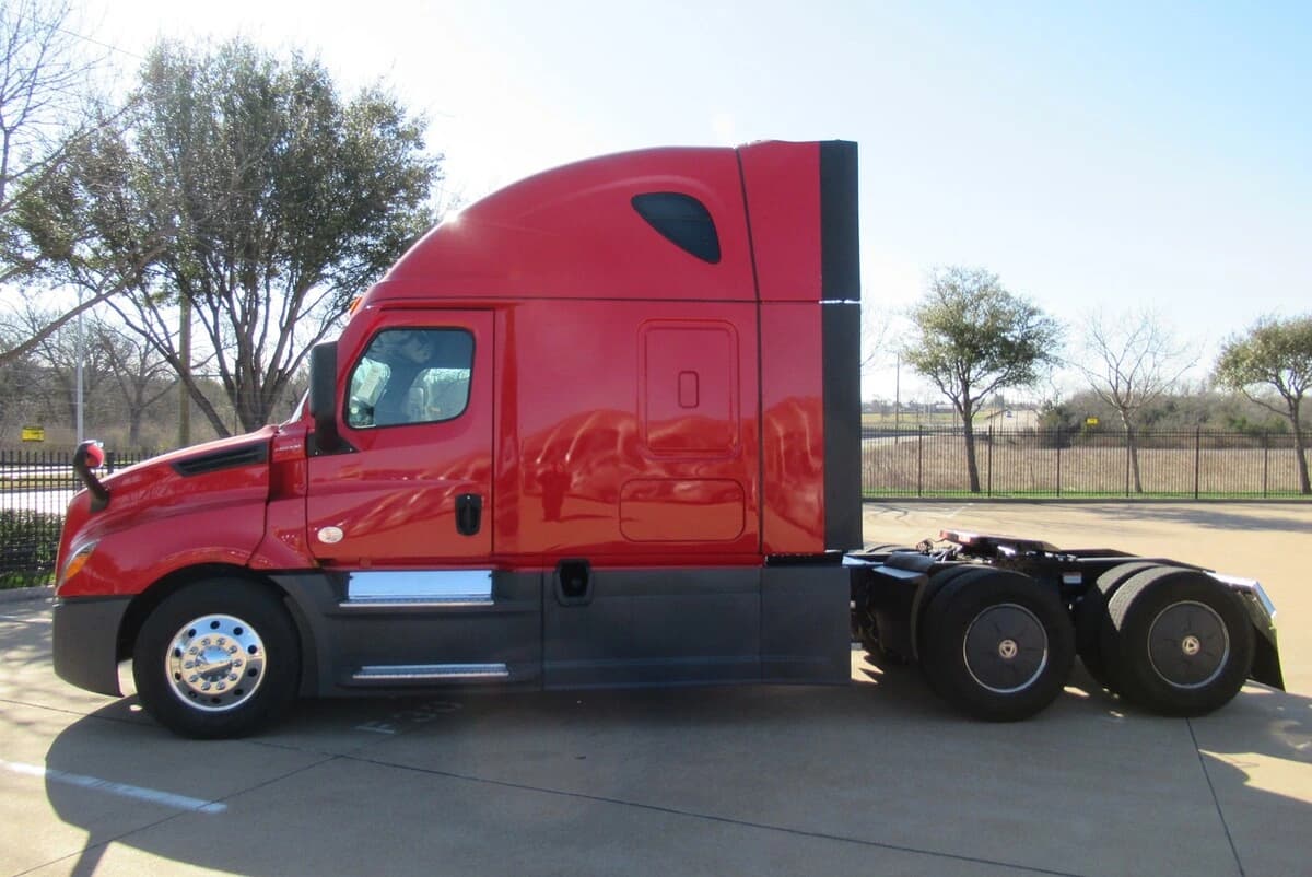 2023 Freightliner Cascadia in Dallas, TX — photo 6