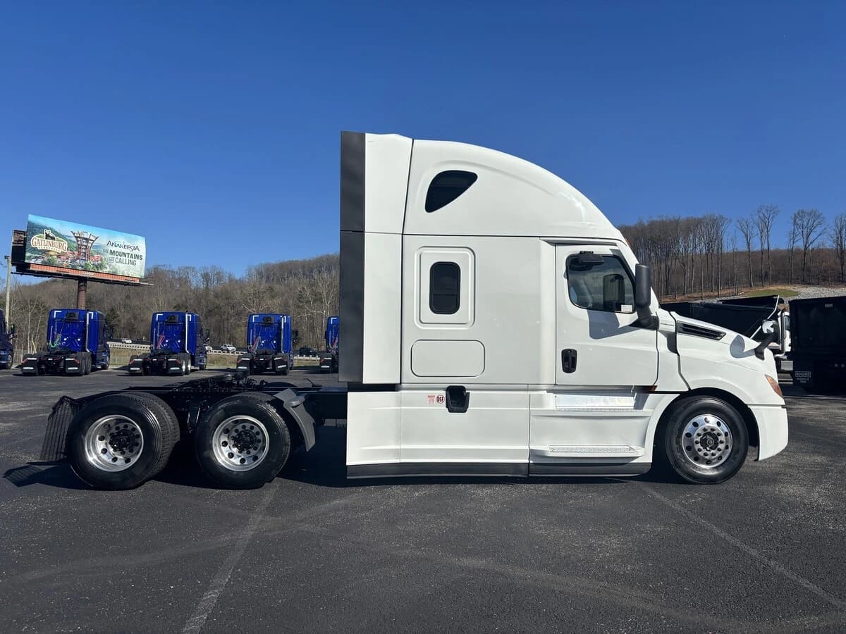 2021 Freightliner Cascadia in Knoxville, TN — photo 8