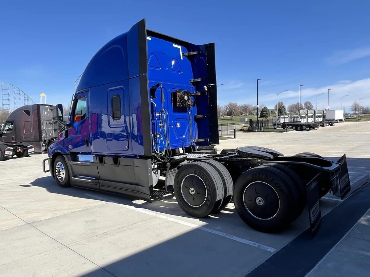 2022 Freightliner Cascadia in Kansas City, MO — photo 2