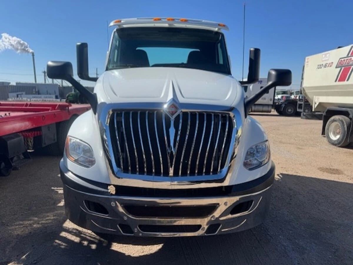 2018 International LT in Dodge City, KS — photo 2