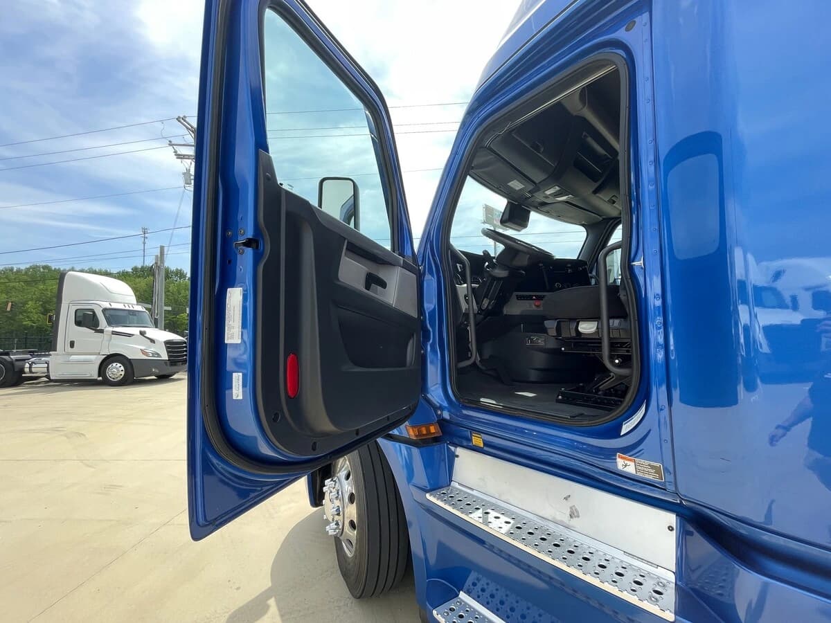 2021 Freightliner Cascadia in Chattanooga, TN — photo 16