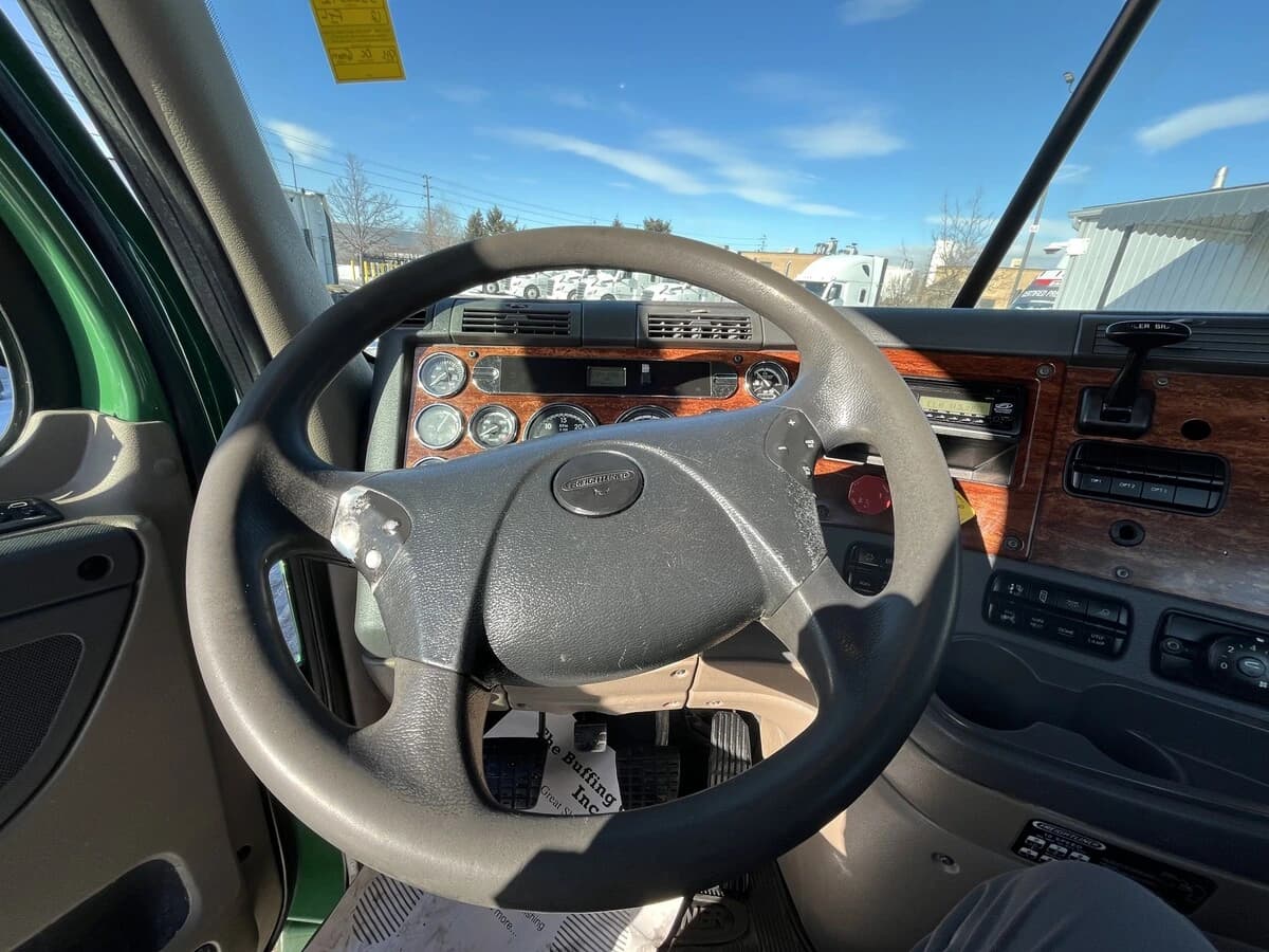 2012 Freightliner Cascadia in Mississauga, ON — photo 32