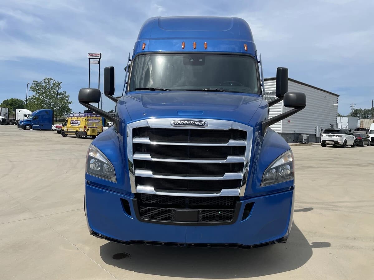 2021 Freightliner Cascadia in Chattanooga, TN — photo 2