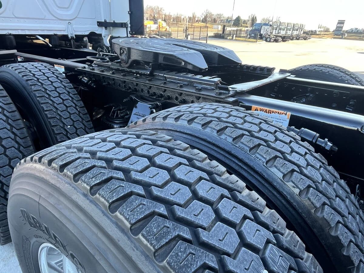 2023 Freightliner Cascadia in Kansas City, MO — photo 3