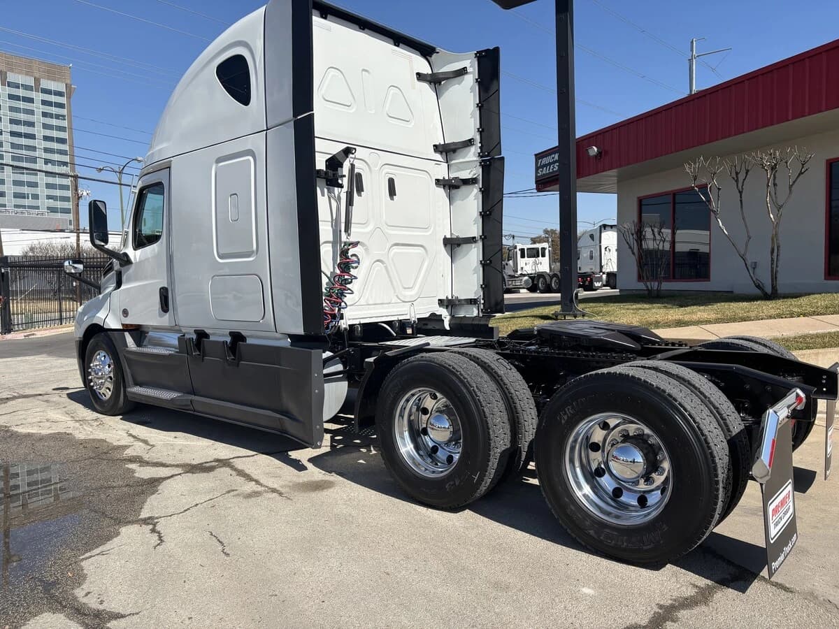 2024 Freightliner Cascadia in Dallas, TX — photo 7