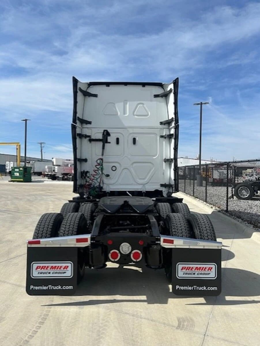 2024 Freightliner Cascadia in Fort Worth, TX — photo 4