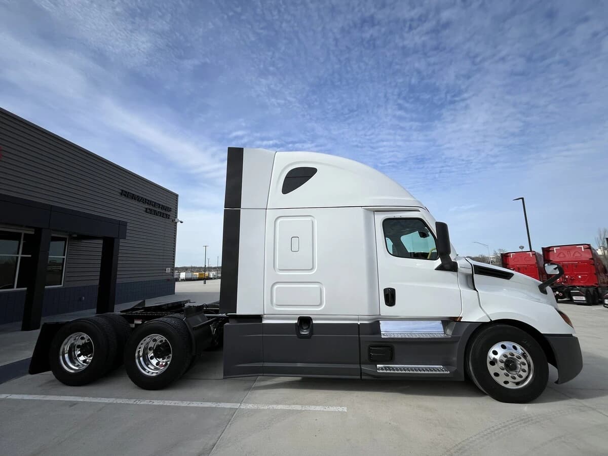2024 Freightliner Cascadia in Chattanooga, TN — photo 2