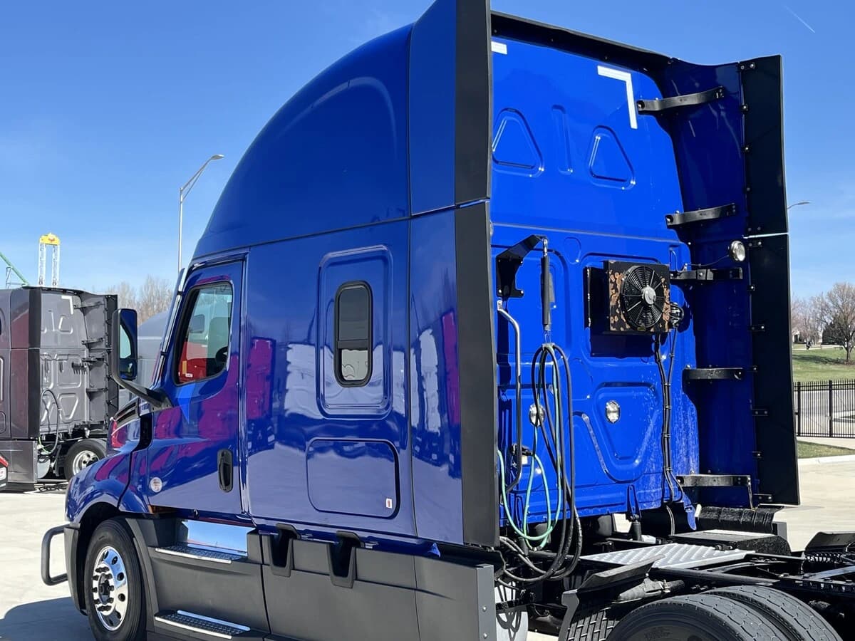 2022 Freightliner Cascadia in Kansas City, MO — photo 4