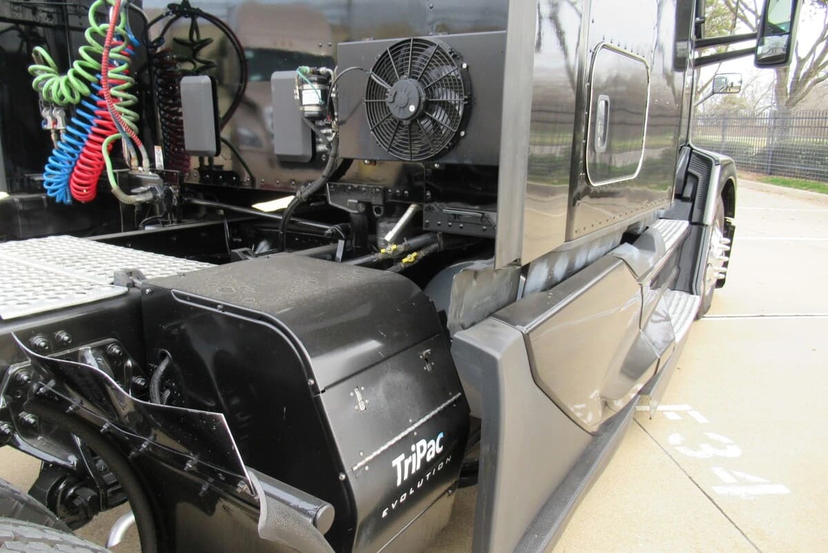 2023 Kenworth T680 in Dallas, TX — photo 17