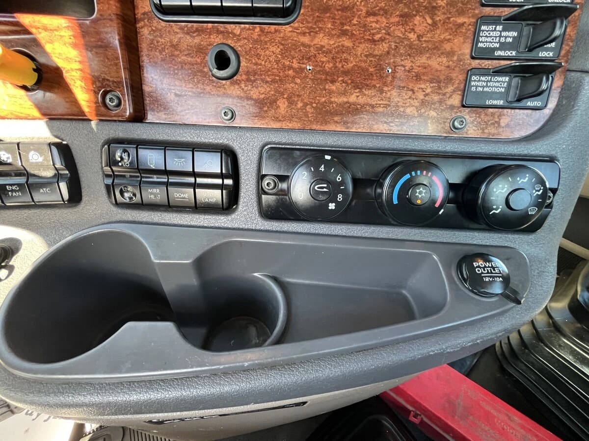 2012 Freightliner Cascadia in Mississauga, ON — photo 23
