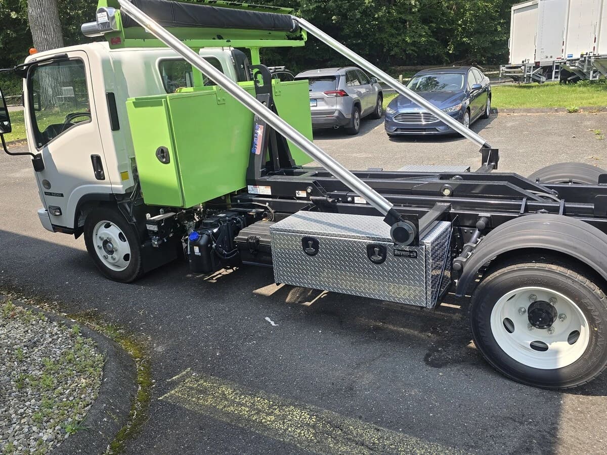 2024 Isuzu NRR in Springfield, MA — photo 4